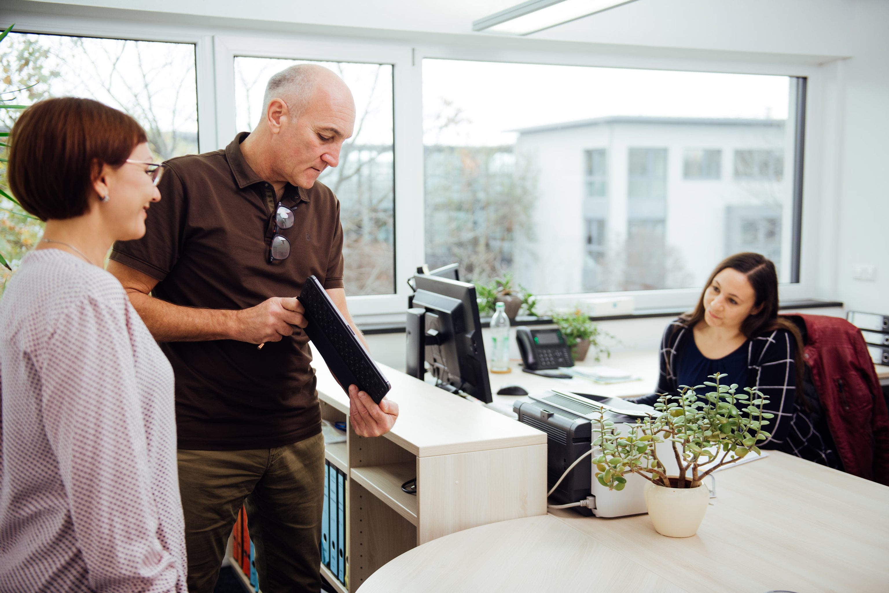 DEKEMA Mitarbeiter im Büro